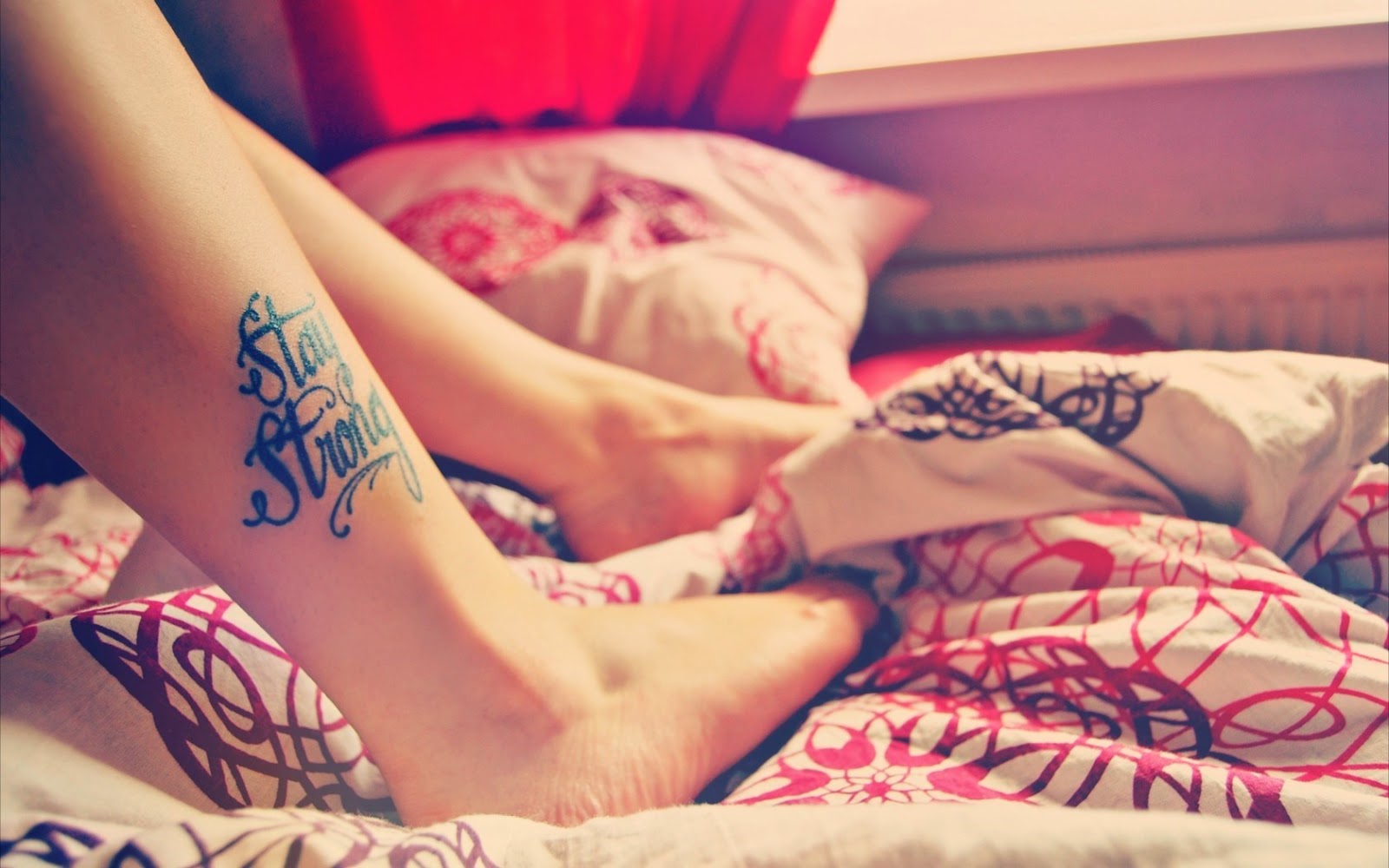 Татуированный парень имеет на кровати худую девицу с натуральными сиськами и в порванных колготках