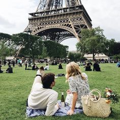 Classic couple photo Paris