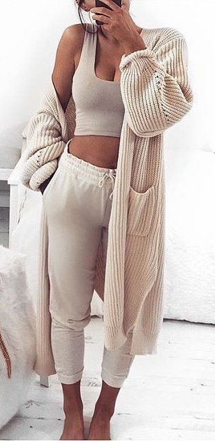 monochromatic beige sweatpants outfit
