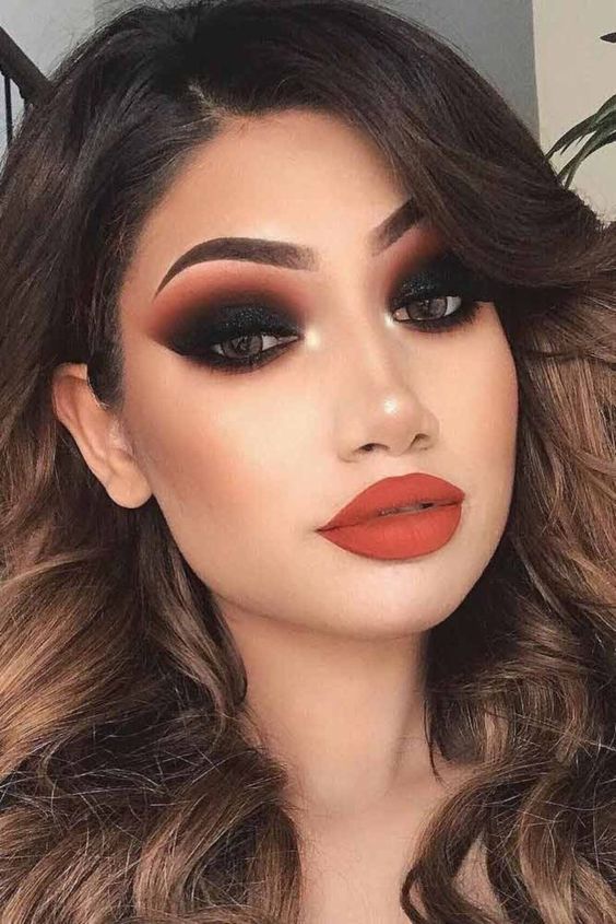 Dramatic Black Eye Make-Up with Red Lip