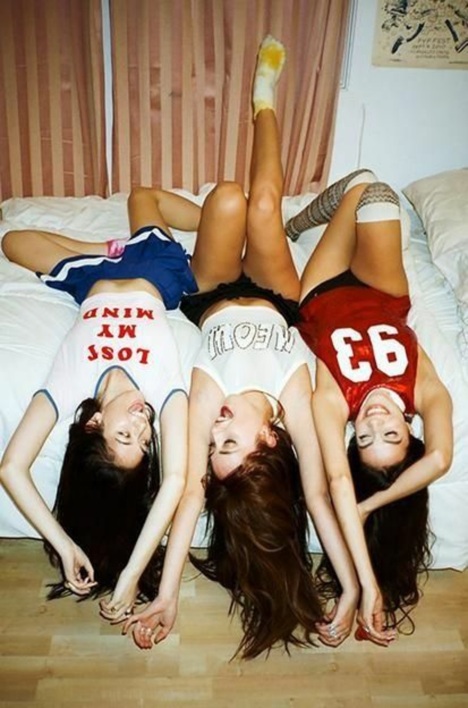 Караоке вечеринка трёх подружек - порно фото