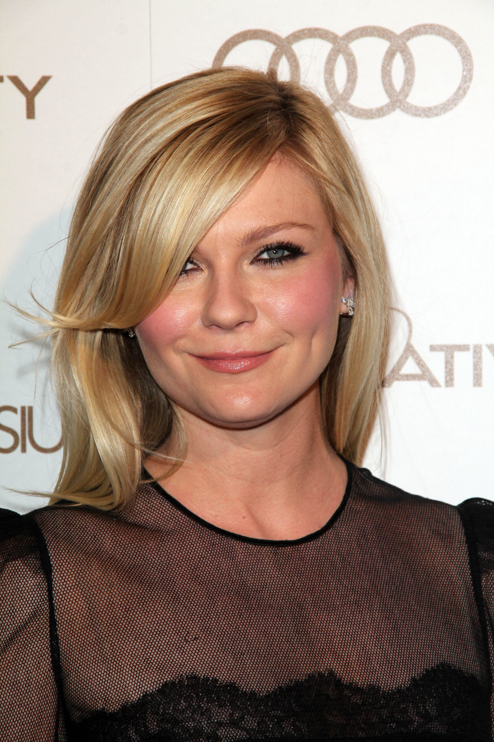 This Is How Kirsten Dunst's Hairstylist Creates an “It” Cut | Hairstyle,  Beauty, Hair cuts
