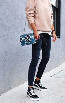 jeans ans sneakers outfit