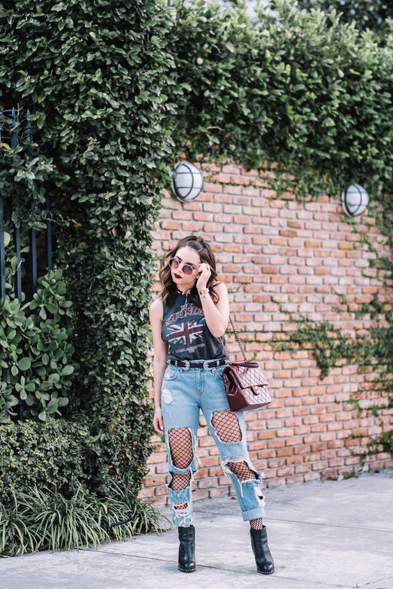Boyfriend Jeans Outfit – With Fishnets