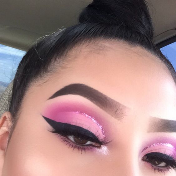 Pink Eye Make Up Looks – Pink Glitter Cut Crease