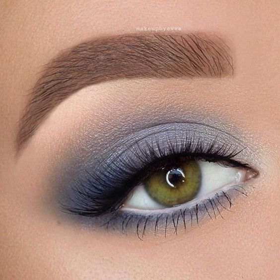 Smokey Eye Make-Up – Icy Blue Tones