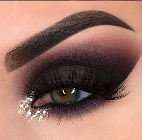 Smokey Eye Make-Up – Matte Black with Glitter Inner Eye