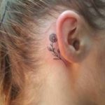 ear-daisy-flower-tattoo