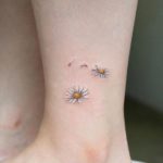 tiny-daisy-flower-tattoo