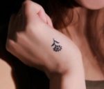 tiny-hand-daisy-flower-tattoo